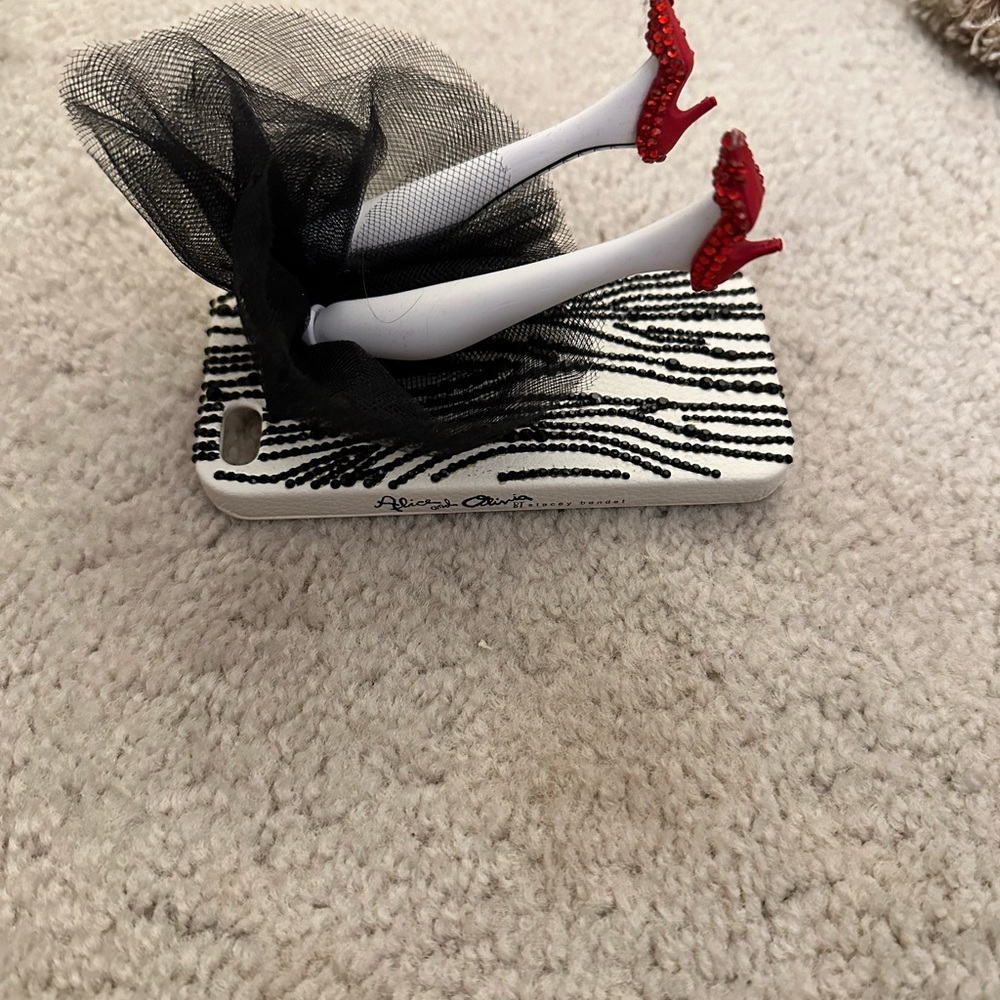 Alice and Olivia - Picture 12 of 12